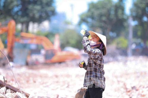 Nhiệt độ ngoài trời tăng cao, người lao động phải chật vật mưu sinh. Ảnh: Hoàng Hiếu - TTXVN