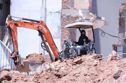 Công nhân làm việc trên công trường xây dựng cầu Trần Hưng Đạo khi nhiệt độ ngoài trời trên 50 độ C. Ảnh: Hoàng Hiếu - TTXVN