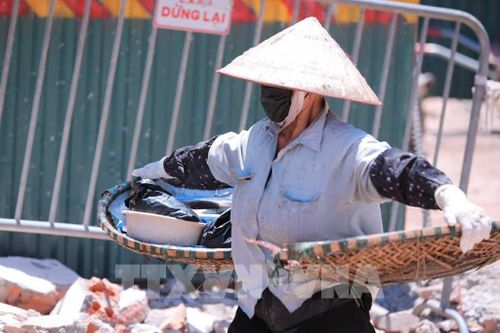 Người lao động vẫn phải chật vật mưu sinh khi nhiệt độ Hà Nội tăng cao, có lúc nhiệt độ ngoài trời. Ảnh: Hoàng Hiếu - TTXVN