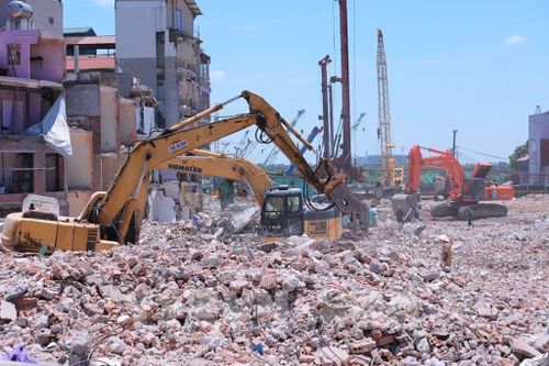 Công nhân và người lao động vẫn phải "oằn mình" làm việc khi nhiệt độ ngoài trời tăng cao trong chuỗi ngày nắng nóng cao điểm tại Hà Nội. Ảnh: Hoàng Hiếu - TTXVN