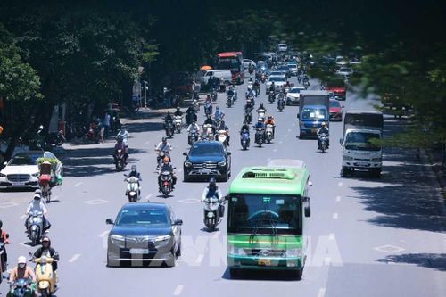 Lúc 11h30', nhiệt độ đo được ngoài trời trên 50 độ C. Ảnh: Hoàng Hiếu - TTXVN