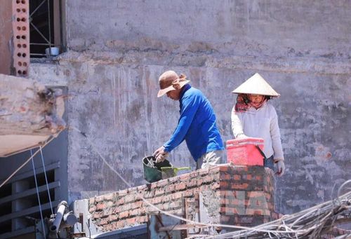 Người lao động làm việc ngoài trời khi thời tiết. Ảnh: Hoàng Hiếu - TTXVN