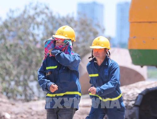 Người lao động phải cố chống chịu nắng nóng khi phải làm việc ngoài trời (ảnh chụp lúc 11h05'). Ảnh: Hoàng Hiếu - TTXVN