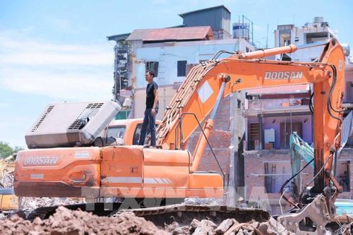 Người lao động vẫn phải "oằn mình" làm việc khi nhiệt độ ngoài trời tăng cao trong chuỗi ngày nắng nóng cao điểm tại Hà Nội. Ảnh: Hoàng Hiếu - TTXVN