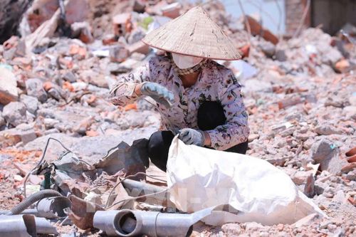 Người lao động vẫn phải chật vật mưu sinh khi nhiệt độ Hà Nội tăng cao, có lúc nhiệt độ ngoài trời đo được trên 50 độ C. Ảnh: Hoàng Hiếu - TTXVN