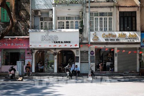 Nhiều quán cà phê vắng khách vì cái nóng oi bức. Ảnh: Phạm Tuấn Anh - TTXVN