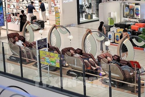 Khu vực ghế massage tại trung tâm thương mại thu hút nhiều người nghỉ ngơi, thư giãn trong không gian điều hòa mát mẻ. Ảnh: Phạm Tuấn Anh - TTXVN