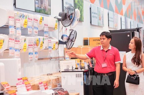 Khách hàng lựa chọn, tìm mua điều hòa tại siêu thị AEON Long Biên. Ảnh: Hoàng Hiếu - TTXVN
