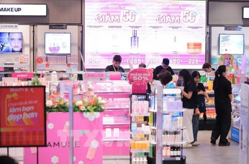 Các siêu thị với hệ thống điều hòa trung tâm được nhiều người dân chọn là điểm đến mua sắm, thư giãn khi Hà Nội nắng nóng. Ảnh: Hoàng Hiếu - TTXVN