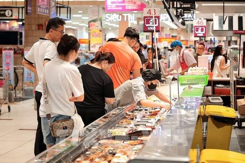 Người dân lựa chọn mua thực phẩm và đồ ăn chế biến sẵn tại siêu thị trong không gian mát mẻ giữa thời tiết oi bức ngoài trời. Ảnh: Phạm Tuấn Anh - TTXVN