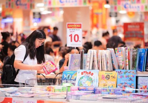 Nhiều người dân chọn Siêu thị AEON Long Biên là điểm đến tránh nóng trong chiều 25/5. Ảnh: Hoàng Hiếu - TTXVN