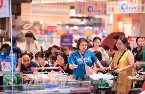 Các siêu thị và trung tâm thương mại với hệ thống điều hòa hoạt động hết công suất trở thành điểm tránh nóng của nhiều người dân Hà Nội trong đợt nắng nóng gay gắt đầu hè. Ảnh: Hoàng Hiếu - TTXVN