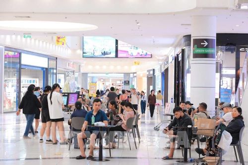 Các siêu thị và trung tâm thương mại với hệ thống điều hòa hoạt động hết công suất trở thành điểm tránh nóng của nhiều người dân Hà Nội trong đợt nắng nóng gay gắt đầu hè. Ảnh: Hoàng Hiếu - TTXVN