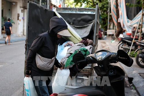 Người dân mua đá lạnh để sử dụng trong những ngày Hà Nội ghi nhận nền nhiệt tăng cao, thời tiết oi bức kéo dài. Ảnh: Phạm Tuấn Anh - TTXVN