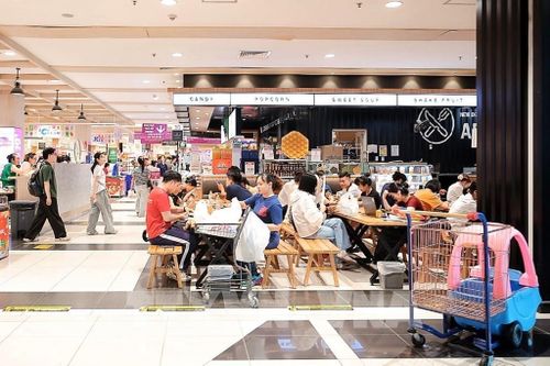 Khu vực ẩm thực tại trung tâm thương mại đông khách vào buổi trưa khi nhiều người tranh thủ ăn uống, nghỉ chân tránh nóng. Ảnh: Phạm Tuấn Anh - TTXVN