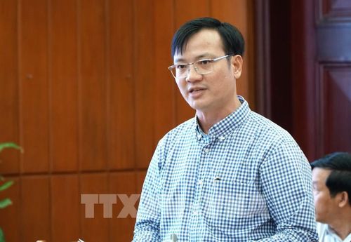 Phó Giám đốc Sở Xây dựng thành phố Đà Nẵng Lê Văn Tuấn báo cáo tại phiên họp. Ảnh: Quốc Dũng - TTXVN 