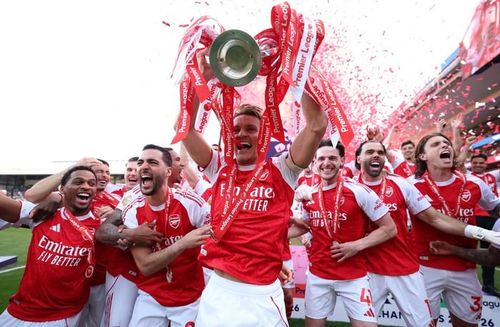 Khung cảnh ăn mừng bùng nổ đã xuất hiện tại Selhurst Park ngay sau khi cầu thủ người Na Uy nâng cao chiếc cúp Premier League. Ảnh: Getty