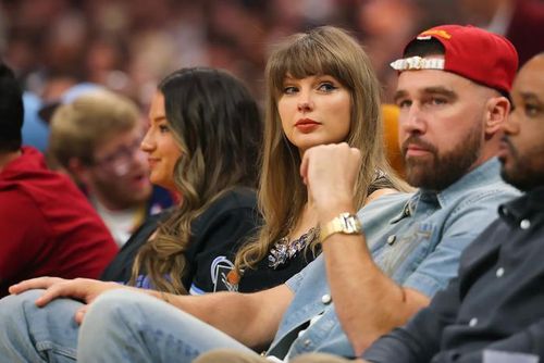Taylor Swift và Travis Kelce ngồi ở khu vực sát sân, liên tục trò chuyện và cổ vũ đầy hào hứng.