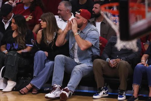 Taylor Swift và Travis Kelce xuất hiện tại trận đấu của New York Knicks.