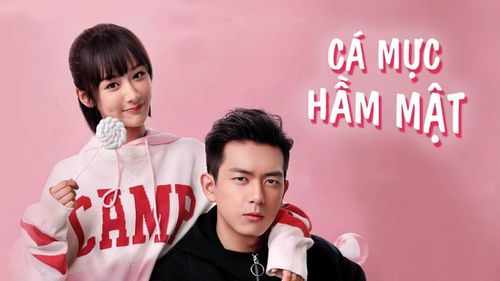 Dù đã phát sóng từ năm 2019, Cá Mực Hầm Mật vẫn giữ sức hút mạnh mẽ trong dòng phim ngôn tình hiện đại. Tác phẩm kể câu chuyện tình giữa Đồng Niên - thiên tài IT hoạt bát và Hàn Thương Ngôn - huyền thoại e-Sports lạnh lùng. Bộ phim gây sốt nhờ không khí ngọt ngào, hài hước cùng hình tượng anh chú từng tạo trào lưu mạnh trên mạng xã hội châu Á. Sự kết hợp giữa yếu tố tình cảm và môi trường thi đấu e-Sports cũng giúp tác phẩm tiếp cận đông đảo khán giả trẻ, trở thành một trong những phim ngôn tình tiêu biểu của màn ảnh Hoa ngữ những năm gần đây.