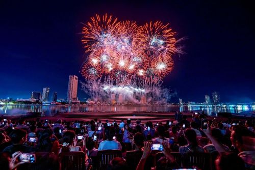 Khán giả hào hứng ghi lại khoảnh khắc pháo hoa rực sáng trên bầu trời sông Hàn tại DIFF, lễ hội vừa được Travel + Leisure bình chọn vào Top 9 lễ hội đáng đến nhất hành tinh.