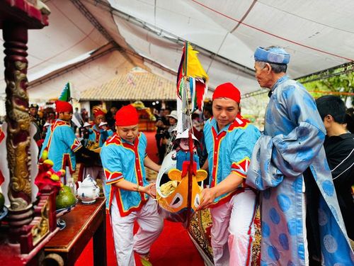 Lễ Khao lề thế lính Hoàng Sa là một trong những nét văn hóa độc đáo của người dân đảo Lý Sơn thu hút nhiều du khách đến xem. Ảnh: Nguyễn Dương