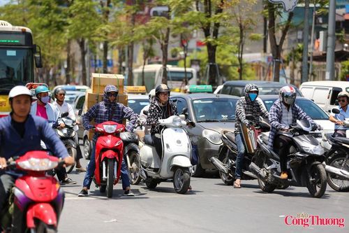 Giữa dòng người trên đường phố Hà Nội ngột ngạt hơn trong cái nóng hầm hập của những ngày đầu hè.