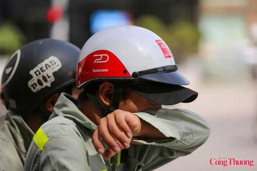 Không chỉ nhiệt độ tăng cao, độ ẩm thấp kết hợp hiệu ứng đảo nhiệt đô thị khiến cảm giác oi bức càng rõ hơn. Chỉ cần đứng ngoài trời vài phút, mồ hôi đã thấm đẫm lưng áo.