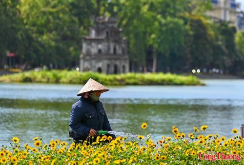 Các chuyên gia khuyến cáo, người dân và người lao động ngoài trời cần bổ sung đủ nước, che chắn cơ thể, hạn chế làm việc quá lâu dưới nắng nóng gay gắt để tránh nguy cơ say nắng, kiệt sức do nhiệt.