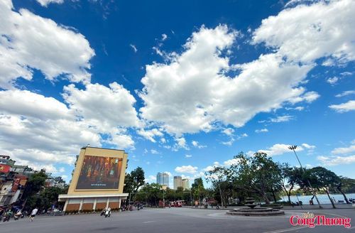 Khu vực Quảng trường Đông Kinh Nghĩa Thục vắng hơn trong cái nắng oi bức.