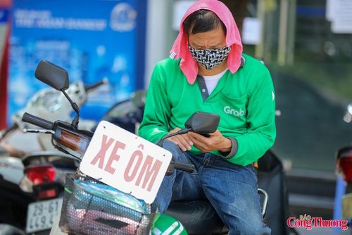 Anh Đàm, một tài xế công nghệ ở Hà Nội chia sẻ: “Buổi trưa đường như hắt lửa lên mặt. Có lúc ngồi trên xe mà cảm giác hơi nóng từ mặt đường phả lên bỏng rát cả chân”.