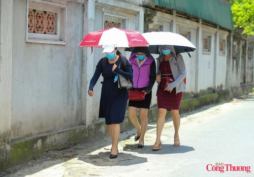 Ai cũng tìm cho mình một biện phát tránh nắng tối ưu nhất.