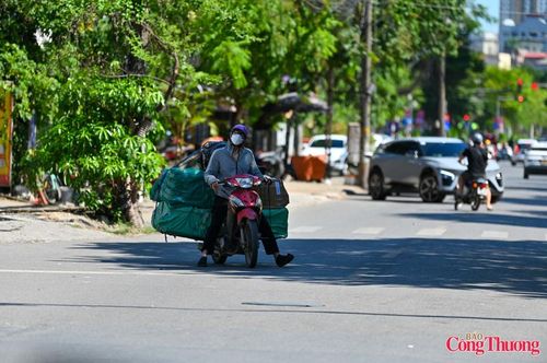 Hơi nóng từ mặt đường nhựa bốc lên hầm hập.