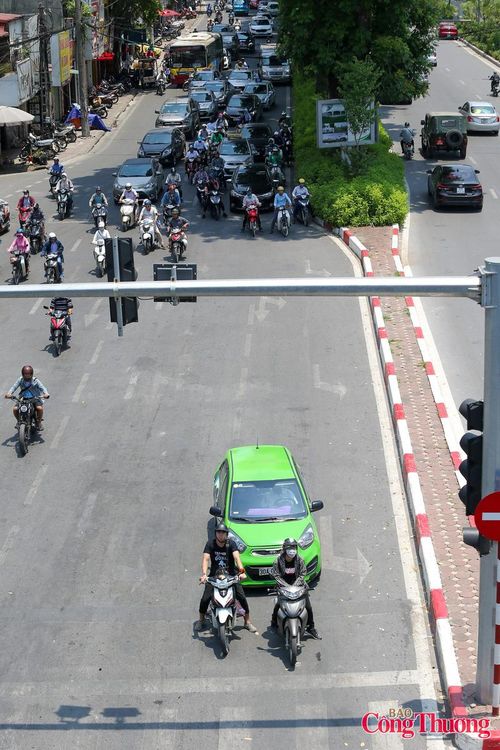 Đáng chú ý, nhiệt độ thực tế ngoài trời tại khu vực đô thị có thể cao hơn từ 2-4 độ C do hiệu ứng hấp nhiệt của bê tông, đường nhựa và các công trình xây dựng.