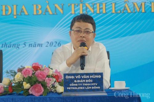 Ông Võ Văn Hùng, Quyền Giám đốc Công ty TNHH MTV Petrolimex Lâm Đồng trả lời câu hỏi của các đại biểu tham gia hội nghị. Ảnh: Lê Sơn