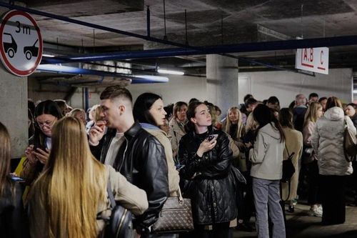Người dân ở Vilnius, Lithuania trú ẩn dưới một hầm gửi xe vào ngày 20-5 - Ảnh: AP