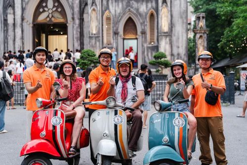 Các tuyến tham quan tại Hà Nội tạo ra một sự giao thoa thú vị giữa lịch sử, văn hóa đô thị và hình ảnh "check in" mạng xã hội.