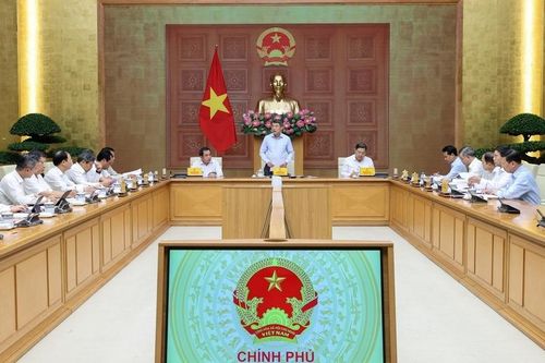 Thủ tướng yêu cầu Hà Nội ưu tiên làm điểm trước, phải đi tiên phong, khẩn trương rà soát toàn bộ quy hoạch sử dụng đất, quy hoạch đô thị và nông thôn và quỹ đất, quỹ nhà tài sản công đang sử dụng kém hiệu quả để có phương án sắp xếp, phát triển mô hình nhà ở cho thuê - Ảnh: VGP