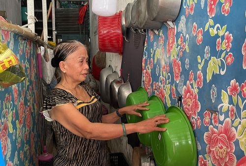 Bà Lữ Thị Thu Ba mong sớm có được căn nhà mới. Ảnh: MỘC TRÀ