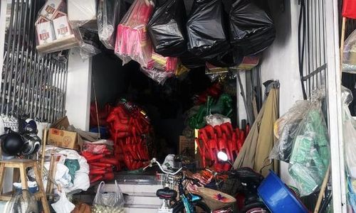  Ngôi nhà tạm của chị Nguyễn Thanh Hà, thôn Đông, xã Tân Yên hiện đang mượn tường 2 nhà bên cạnh thuộc diện được hỗ trợ xây nhà mới. 