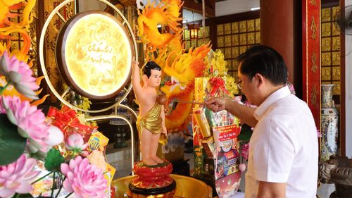 Chủ tịch Ủy ban MTTQ Việt Nam thành phố Lê Trí Thanh thực hiện nghi thức Mộc dục (tắm Phật) tại lễ đài chùa Huệ Quang (phường Ngũ Hành Sơn). Ảnh: THÁI CƯỜNG