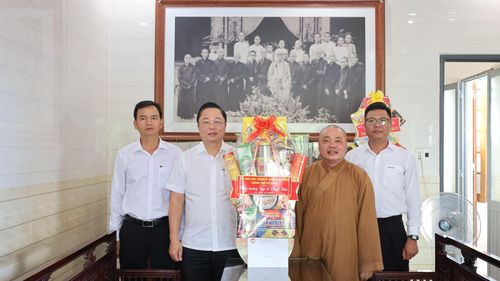 Chủ tịch Ủy ban MTTQ Việt Nam thành phố Lê Trí Thanh (thứ 2, trái sang) thăm, chúc mừng Thượng tọa Thích Tịnh Châu, Phó Trưởng ban Trị sự Giáo hội Phật giáo Việt Nam thành phố Đà Nẵng tại chùa Tịnh Độ (phường Hương Trà). Ảnh: THÁI CƯỜNG