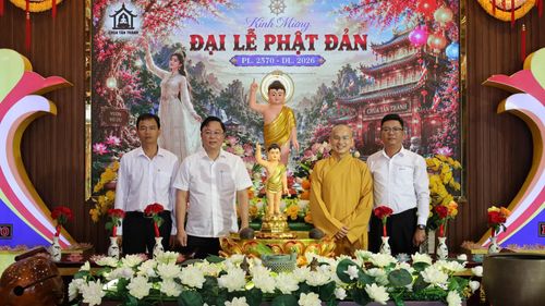 Chủ tịch Ủy ban MTTQ Việt Nam thành phố Lê Trí Thanh (thứ 2, trái sang) thăm, chúc mừng Thượng tọa Thích Đạo Lực, Phó Trưởng ban Trị sự Giáo hội Phật giáo Việt Nam thành phố Đà Nẵng tại chùa Tân Thành (phường Thanh Khê). Ảnh: THÁI CƯỜNG