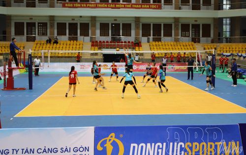 Trận thi đấu giữa đội nữ Phú Thọ gặp nữ Hà Nội.