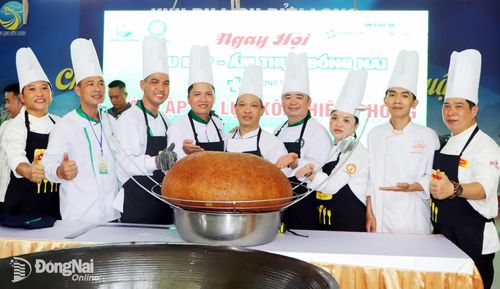 Các đầu bếp chuyên nghiệp của tỉnh (nay là thành phố) Đồng Nai xác lập kỷ lục món Xôi chiên phồng hạt điều lớn nhất Việt Nam năm 2025. Ảnh: Ngọc Liên