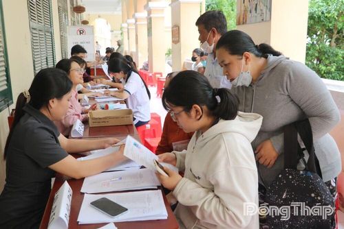 Điểm thi Trường trung học phổ thông Nguyễn Đình Chiểu phát thẻ dự thi cho thí sinh.