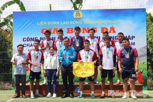 Lãnh đạo Liên đoàn Lao động tỉnh Đồng Tháp trao giải cho các đội bóng đạt thành tích cao tại Lễ bế mạc.