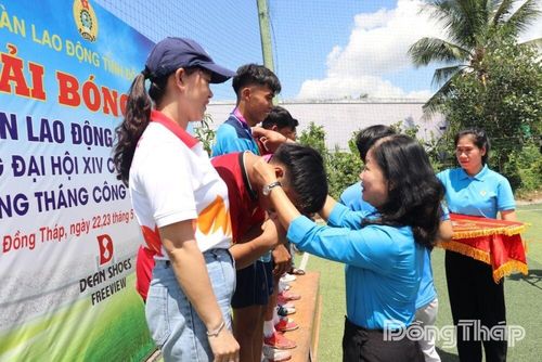 Lãnh đạo Liên đoàn Lao động tỉnh Đồng Tháp trao giải cho các đội bóng đạt thành tích cao tại Lễ bế mạc.