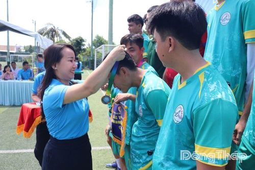 Lãnh đạo Liên đoàn Lao động tỉnh Đồng Tháp trao giải cho các đội bóng đạt thành tích cao.