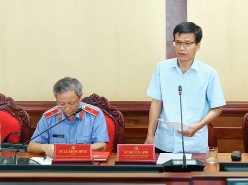  Giám đốc Báo và phát thanh, truyền hình Gia Lai Hồ Xuân Ánh trao đổi về cách thức tuyên truyền công tác dân vận trên cả 4 loại hình báo chí, đảm bảo phù hợp với tình hình mới. Ảnh: Dũng Nhân 